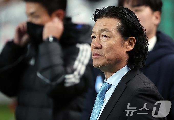 30일 오후 서울 마포구 서울월드컵경기장에서 열린 '2024 하나은행 코리아컵 결승전' 포항 스틸러스와 울산HD의 경기에서 준우승에 그친 울산 김판곤 감독이 아쉬운 표정을 지으며 시상식을 지켜보고 있다. 2024.11.30/뉴스1 ⓒ News1 김진환 기자