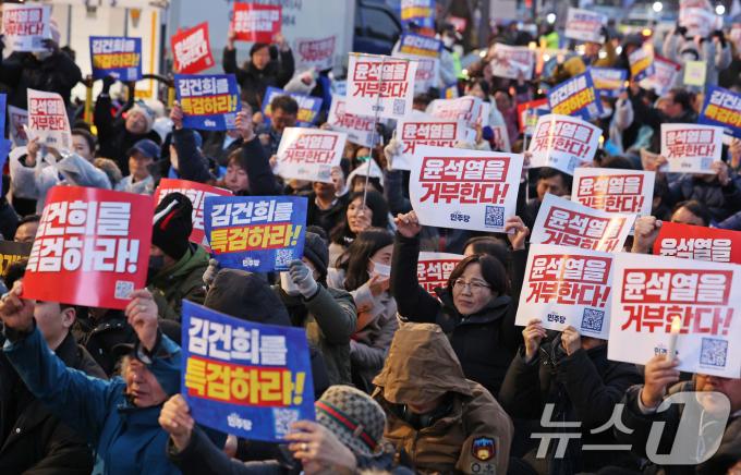 30일 오후 서울 종로구 광화문 일대에서 열린 '김건희·윤석열 국정농단 규탄·특검 촉구 제5차 국민행동의 날'에 참여한 시민들이 김건희 여사 특검을 촉구하는 구호를 외치고 있다. 2024.11.30/뉴스1 ⓒ News1 장수영 기자