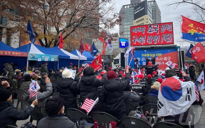 30일 오후 1시쯤 서울 종로구 동화면세점 앞에서 보수 성향 대한민국안보단체총연합이 민주당 규탄 집회를 열었다. 2024.11.30/뉴스1