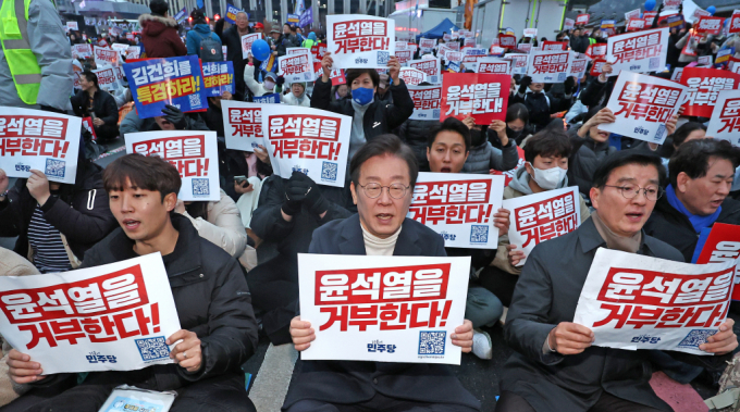  이재명 더불어민주당 대표가 30일 오후 서울 종로구 광화문 일대에서 열린 '김건희·윤석열 국정농단 규탄·특검 촉구 제5차 국민행동의 날'에 참석하며 윤석열 대통령을 규탄하는 구호를 외치고 있다./사진-뉴스1