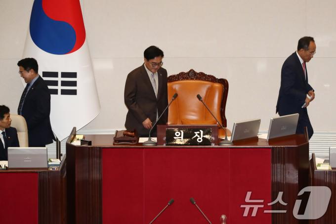 우원식 국회의장과 추경호 국민의힘 원내대표, 박찬대 더불어민주당 당대표 직무대행 겸 원내대표가  7월3일 오후 서울 여의도 국회에서 열린 제415회 국회(임시회) 제5차 본회의 경제분야 대정부질문에서 논의를 마친뒤 자리로 향하고 있다. 2024.7.3/뉴스1 ⓒ News1 이광호 기자
