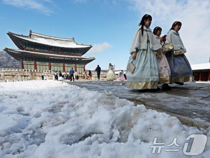 눈이 그치고 맑은날씨를 보인 지난달 28일 오후 서울 종로구 경복궁에서 관람객들이 눈길을 걸으며 즐거운 시간을 보내고 있다. 폭설로 인해 이날 오전 문을 닫은 경복궁은 오후 1시부터 관람객 입장을 재개했다./뉴스1 ⓒ News1 황기선 기자