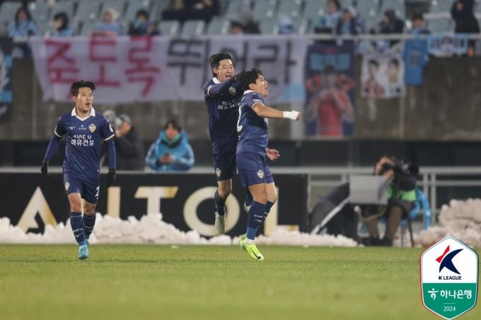충남 아산은 창단 후 처음으로 1부리그 승격에 도전한다. (한국프로축구연맹 제공)