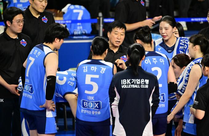 김호철 감독과 IBK기업은행 선수들. (KOVO 제공)