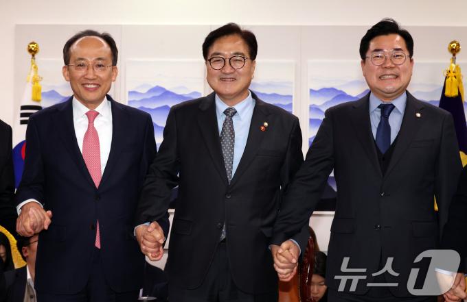 추경호 국민의힘 원내대표(왼쪽부터), 우원식 국회의장, 박찬대 더불어민주당 원내대표가 26일 오후 서울 여의도 국회의장실에서 채해병 순직사건 국정조사 등 본회의 관련 논의를 위해 회동, 기념 촬영을 하고 있다. (공동취재) 2024.11.26/뉴스1 ⓒ News1 안은나 기자