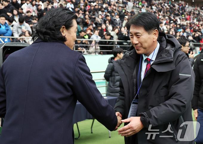 박태하 포항스틸러스 감독이 30일 오후 서울 마포구 서울월드컵경기장에서 열리는 '2024 하나은행 코리아컵 결승전' 포항 스틸러스와 울산HD의 경기를 앞두고 울산 김판곤 감독과 악수를 나누고 있다. 2024.11.30/뉴스1 ⓒ News1 김진환 기자