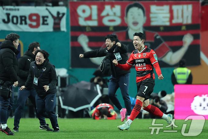30일 오후 서울 마포구 서울월드컵경기장에서 열린 '2024 하나은행 코리아컵 결승전' 포항 스틸러스와 울산HD의 경기, 연장 후반 포항 김인성이 역전골을 넣은 뒤 환호하고 있다. 2024.11.30/뉴스1 ⓒ News1 김진환 기자
