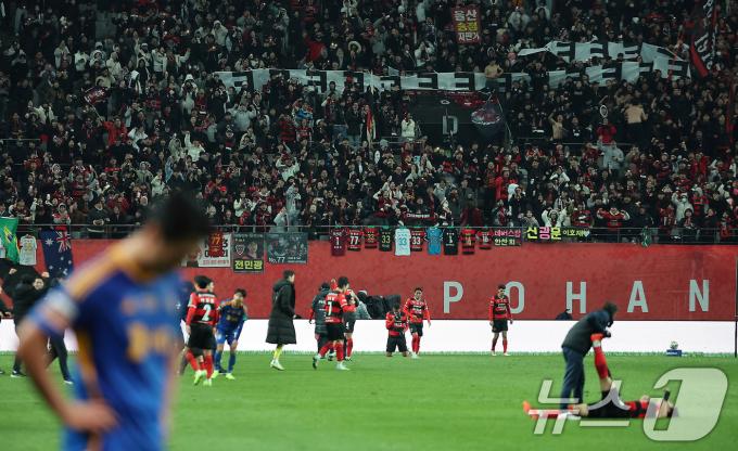 정몽규 대한축구협회장이 30일 오후 서울 마포구 서울월드컵경기장에서 열린 '2024 하나은행 코리아컵 결승전' 포항 스틸러스와 울산HD의 경기에서 연장 접전 끝에 3대1 승리를 거두며 우승을 차지한 포항 응원단이 환호하고 있다. 2024.11.30/뉴스1 ⓒ News1 김진환 기자