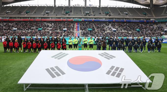 30일 오후 서울 마포구 서울월드컵경기장에서 열리는 '2024 하나은행 코리아컵 결승전' 포항 스틸러스와 울산HD의 경기를 앞두고 양 팀 선수들이 국민의례를 하고 있다. 2024.11.30/뉴스1 ⓒ News1 김진환 기자