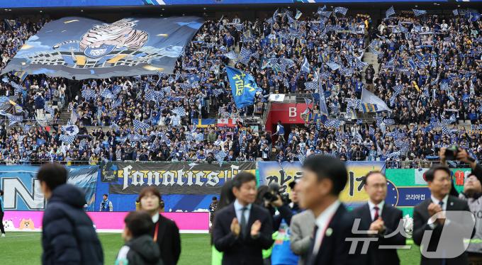 30일 오후 서울 마포구 서울월드컵경기장에서 열리는 '2024 하나은행 코리아컵 결승전' 포항 스틸러스와 울산HD의 경기를 앞두고 울산 응원단이 뜨거운 응원전을 펼치고 있다. 2024.11.30/뉴스1 ⓒ News1 김진환 기자