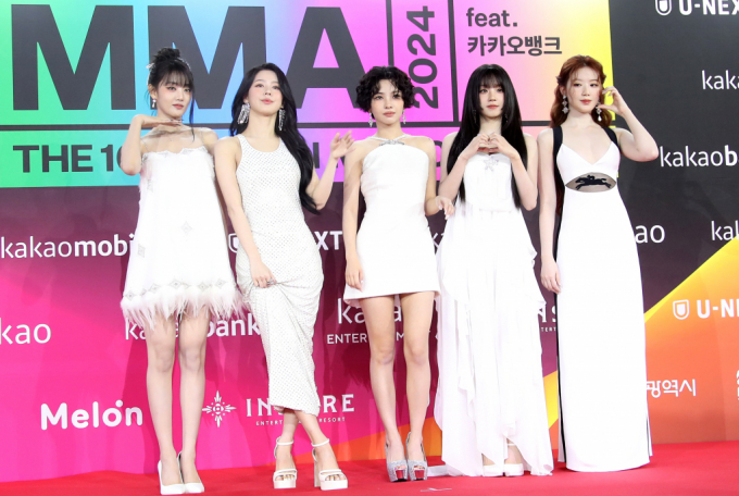 걸그룹  (여자)아이들이 완전체로서의 재계약 소식을 전했다. 사진은 지난달 30일 인천 중구 운서동 인스파이어 아레나에서 열린 '제16회 멜론뮤직어워즈(MMA)' 레드카펫 행사에 참석한 (여자)아이들 멤버 민니, 미연, 소연, 우기, 슈화(왼쪽부터). /사진=뉴스1
