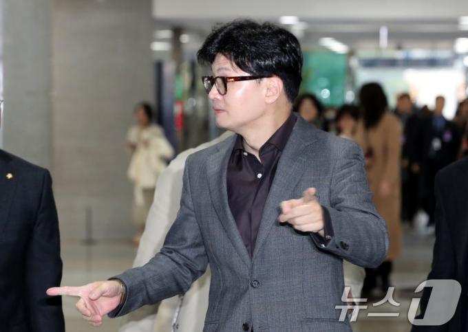 지난 29일 오후 서울 여의도 국회 의원회관에서 열린 우주항공산업발전포럼 주최 국회정책 토론회에 참석하기 위해 온 한동훈 국민의힘 대표가 '이쪽이냐 저쪽이냐'며 방향을 물어보고 있다. 2024.11.29/뉴스1 ⓒ News1 이광호 기자