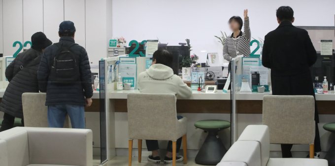   예금자보호 한도를 1억원으로 상향하는 법안이 통과되면서 제2금융권으로 자금이 집중돼 시장 왜곡이 발생할 수 있다는 우려가 나오고 있다. 사진은 지난 19일 서울의 한 시중은행 대출 창구 모습. /사진=뉴스1