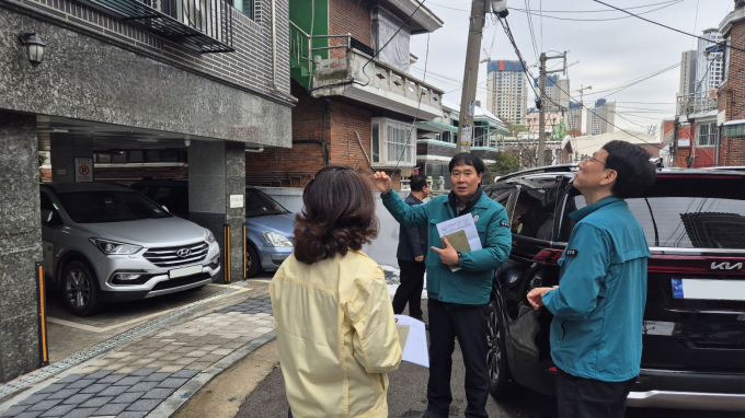 김성중 경기도 행정1부지사(오른쪽 첫 번째)는 지난 30일 폭설 재난을 입은 이재민에게 임시 주거 공간으로 제공된 ‘안전주택’을 직접 방문해 현장을 점검했다. / 사진제공=광명시
