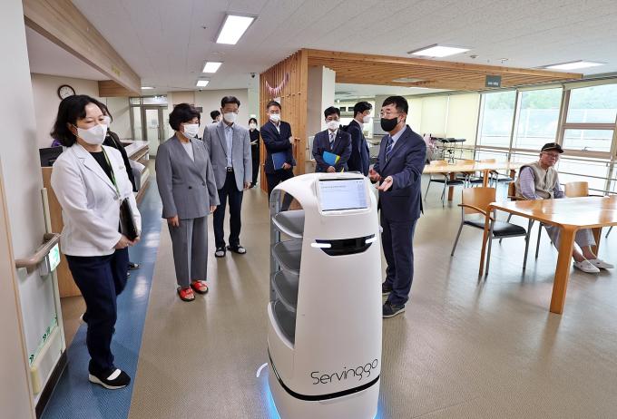 강정애 국가보훈부 장관이 9월 19일 남양주보훈요양원에서 이송 로봇 시연을 지켜보고 있다.(국가보훈부 제공)