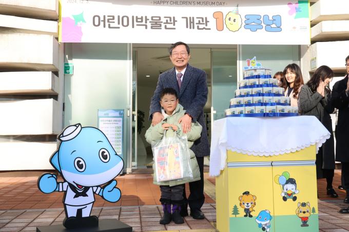백승주 전쟁기념사업회장과 어린이박물관 개관 10주년 기념행사 당일 첫 어린이 관람객이 기념촬영을 하고 있다.(전쟁기념사업회 제공)