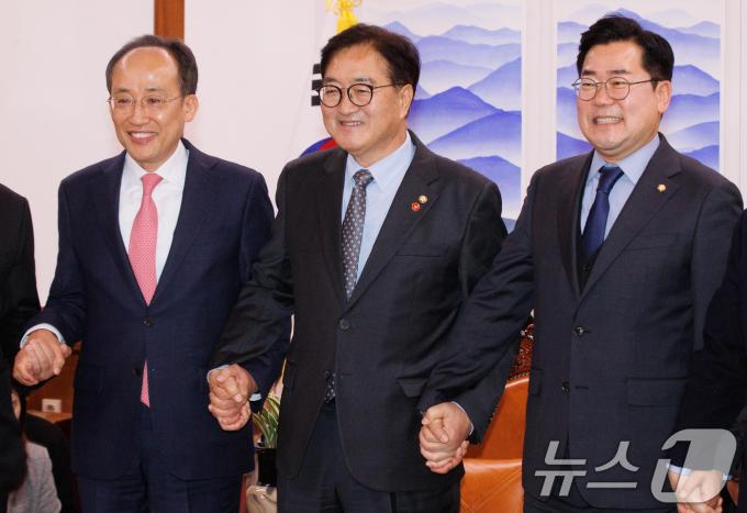 우원식 국회의장과 여야 원내대표가 26일 오후 서울 여의도 국회의장실에서 채해병 순직사건 국정조사 등 본회의 관련 논의를 위해 회동하고 있다. 왼쪽부터 국민의힘 추경호 원내대표, 우 의장, 더불어민주당 박찬대 원내대표. (공동취재) 2024.11.26/뉴스1 ⓒ News1 안은나 기자