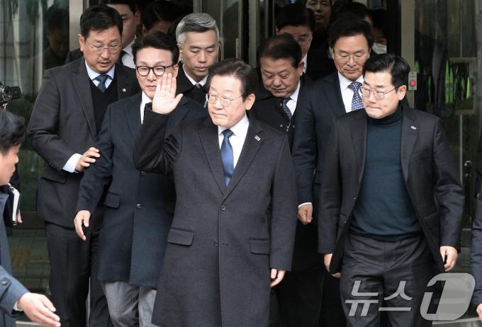 이재명 더불어민주당 대표가 지난달 25일 서울 서초구 중앙지방법원에서 열린 위증교사 혐의 1심에서 무죄를 선고 받은 후 법원을 나서며 지지자들을 향해 인사하고 있다. /뉴스1 ⓒ News1 사진공동취재단