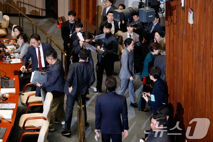 29일 오후 서울 여의도 국회에서 열린 예산결산특별위원회 제13차 전체회의에서 국민의힘 의원들이 정부 감액 예산안에 반발하며 퇴장하고 있다. 2024.11.29/뉴스1 ⓒ News1 안은나 기자
