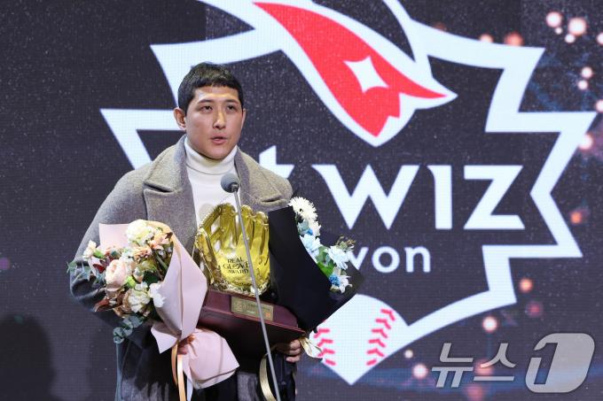 1일 서울 용산구 그랜드하얏트 호텔에서 열린 한국프로야구선수협회 '2024 컴투스프로야구 리얼 글러브 어워드'에서 KT 황재균이 3루수 부문 리얼 글러브상을 수상한 후 소감을 밝히고 있다. 리얼글러브 어워드는 KBO리그 포지션별 최고의 '수비수'를 선정하는 시상식으로 선수들이 직접 투표해 수상자를 가린다. 2024.12.1/뉴스1 ⓒ News1 신웅수 기자