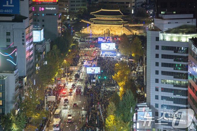 9일 오후 서울 중구 숭례문 일대에서 더불어민주당 주최로 '윤석열·김건희 국정농단 규탄·특검 촉구 제2차 국민행동의 날' 장외 집회가 진행되고 있다. 2024.11.9/뉴스1 ⓒ News1 이재명 기자