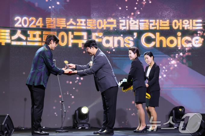 1일 서울 용산구 그랜드하얏트 호텔에서 열린 한국프로야구선수협회 '2024 컴투스프로야구 리얼 글러브 어워드'에서 KIA 김도영이 ‘Fan’s choice’를 수상하고 있다. 리얼글러브 어워드는 KBO리그 포지션별 최고의 '수비수'를 선정하는 시상식으로 선수들이 직접 투표해 수상자를 가린다. 2024.12.1/뉴스1 ⓒ News1 신웅수 기자