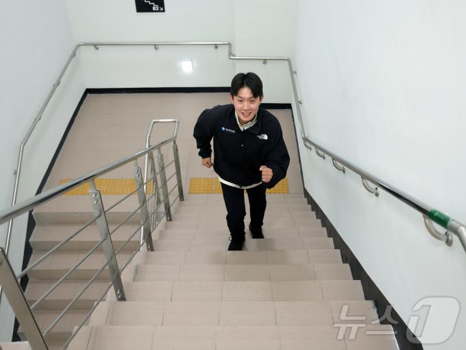 최영우 국민체육진흥공단 운동처방사가 27일 서울 송파구 국민체력 100 KSPO 송파체력인증센터에서 뉴스1과 인터뷰에 앞서 계단 오르내리기 운동법을 설명하고 있다. 2024.11.27/뉴스1 ⓒ News1 황기선 기자