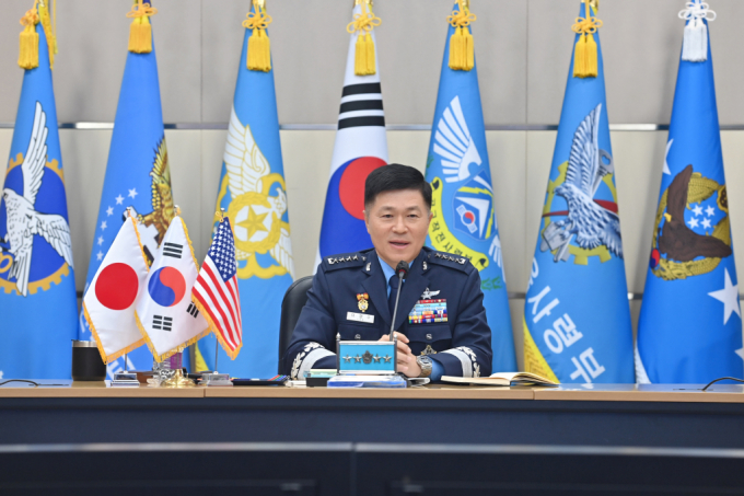 이영수 공군참모총장이 1~8일 스페인과 이집트를 차례로 방문해 군사 분야 협력 방안을 논의한다. 사진은 이 참모총장이 지난달 21일 데이비드 앨빈 미 공군참모총장, 우치쿠라 히로아키 일본 항공자위대 막료장과 화상회의를 하고 있는 모습이다. /사진=뉴시스 