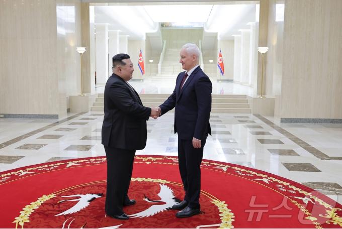 김정은 북한 노동당 총비서가 방북한 안드레이 벨로우소프 러시아 국방장관을 만나 '우크라이나 사태 발전'에 대해 우려를 표하고 미국의 행동이 