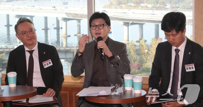 한동훈 국민의힘 대표가 29일 오전 서울 마포구 아리수빌딩에서 열린 '청년의 목소리로 그리는 대한민국의 내일' 청년 토크콘서트에서 발언을 하고 있다. 2024.11.29/뉴스1 ⓒ News1 임세영 기자
