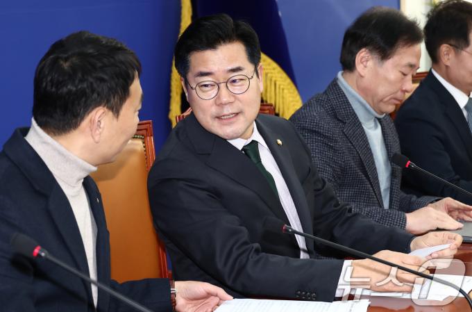 박찬대 더불어민주당 원내대표가 1일 서울 여의도 국회에서 열린 '2025년 예산안 및 순직해병국정조사 계획 관련 기자간담회'에 참석해 자리하고 있다. 2024.12.1/뉴스1 ⓒ News1 김민지 기자