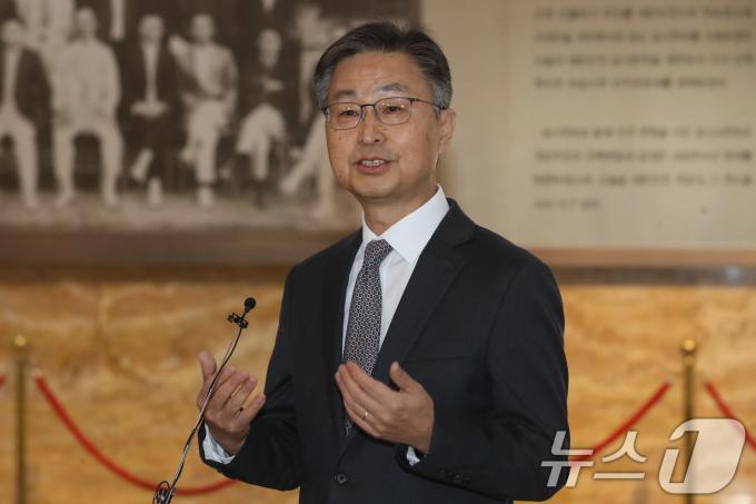 최재해 감사원장이 29일 오전 서울 여의도 국회에서 열린 예산결산특별위원회에 출석하며 더불어민주당이 탄핵을 추진하는 것에 대해 