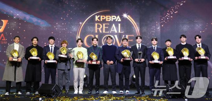 1일 서울 용산구 그랜드하얏트 호텔에서 열린 한국프로야구선수협회 '2024 컴투스프로야구 리얼 글러브 어워드'에서 KIA 김도영을 비롯한 수상자들이 기념 촬영을 하고 있다. 리얼글러브 어워드는 KBO리그 포지션별 최고의 '수비수'를 선정하는 시상식으로 선수들이 직접 투표해 수상자를 가린다. 2024.12.1/뉴스1 ⓒ News1 신웅수 기자