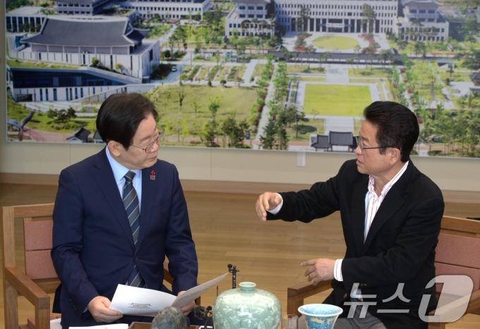 이재명 더불어민주당 대표가 1일 오전 경북도청을 찾아 이철우 도지사와 대구·경북 통합문제와 ‘2025 경주 아시아태평양경제협력체(APEC)’ 지원 등의 현안을 논의하고 있다. 2024.12.1/뉴스1 ⓒ News1 신성훈 기자
