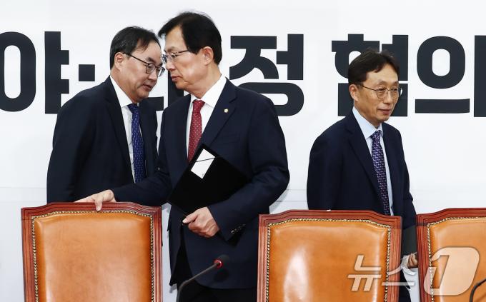 국민의힘 이만희 의원, 이진우 대한의학회장, 이종태 의학전문대학원협회(KAMC) 이사장이 1일 서울 여의도 국회에서 여·야·의·정 협의체 4차 회의에서 참석하고 있다. 2024.12.1/뉴스1 ⓒ News1 김민지 기자
