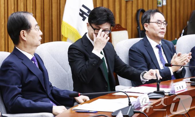 한동훈 국민의힘 대표가 11일 오전 서울 여의도 국회에서 열린 여·야·의·정 협의체 1차 회의에서 모두 발언을 마치고 안경을 고쳐쓰고 있다. 왼쪽부터 한덕수 국무총리, 한 대표, 이진우 대한의학회장. 2024.11.11/뉴스1 ⓒ News1 김민지 기자