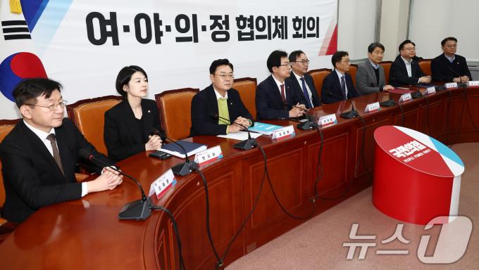이만희 국민의힘 의원이 1일 서울 여의도 국회에서 여·야·의·정 협의체 4차 회의에서 발언하고 있다. 오른쪽부터 방기선 국무조정실장, 조규홍 보건복지부 장관, 이주호 사회부총리 겸 교육부 장관, 이종태 KAMC 이사장, 이진우 대한의학회장, 국민의힘 이만희, 김성원, 한지아 의원, 성태윤 대통령실 정책실장. 2024.12.1/뉴스1 ⓒ News1 김민지 기자