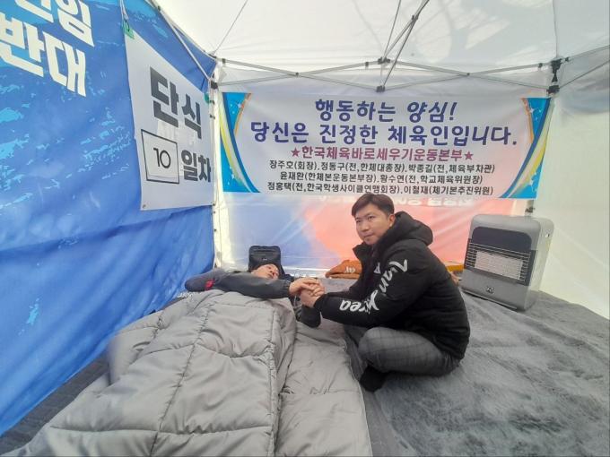 박창범 체육회장 후보의 단식 현장을 찾은 유승민 전 IOC 의원(박창범 후보 제공)