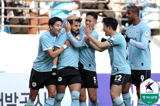 대구FC 선수들이 충남아산FC와의 승강 플레이오프에서 득점 후 기뻐하고 있다. (한국프로축구연맹 제공)