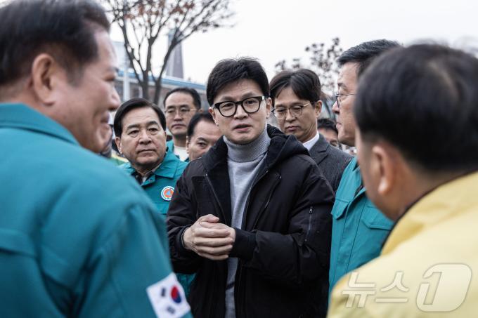 한동훈 국민의힘 대표가 1일 오후 폭설 피해를 입은 경기도 안양시 동안구 안양농수산물도매시장을 찾아 관계자로부터 피해 현황에 대한 설명을 듣고 있다. 2024.12.1/뉴스1 ⓒ News1 이재명 기자