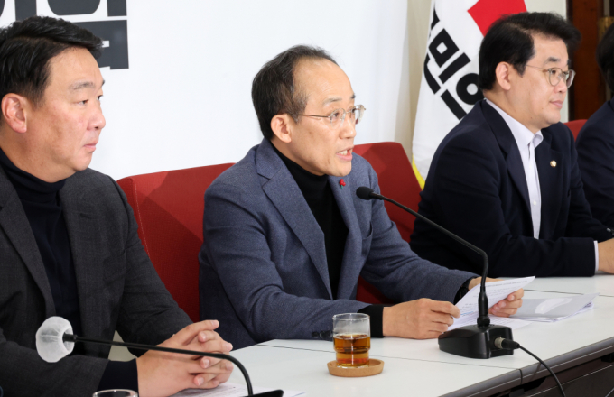 국민의힘이 더불어민주당의 감액 예산 본회의 상정에 대해 불편한 심기를 숨기지 않았다. 사진은 1일 오후 추경호 국민의힘 원내대표가 기자간담회에서 발언하는 모습. /사진=뉴시스