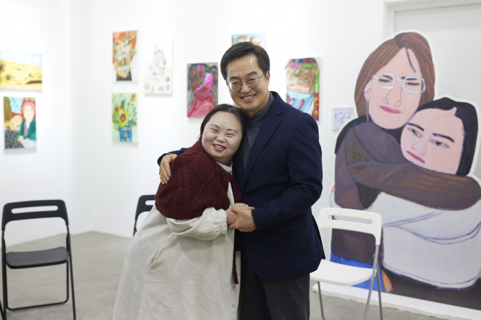 김동연 경기도지사가 세계 장애인의 날(12월 3일)을 앞두고 1일 양평군 소재 '어메이징 아웃사이더 아트센터(Amazing Outsider Art Center)'를 찾아 예술활동을 하고 있는 '아웃사이더' 작가들과 소통하는 시간을 가졌다. / 사진제공=경기도 