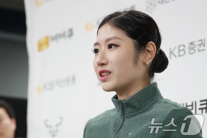 1일 오후 경기도 의정부 실내빙상장에서 열린 '2024 KB금융 전국남녀 피겨스케이팅 회장배 랭킹대회'에서 여자 시니어 프리스케이팅 부문에 출전한 이해인이 경기를 마치고 취재진과 인터뷰하며 심경을 밝히고 있다. 2024.12.1/뉴스1 ⓒ News1 이승배 기자