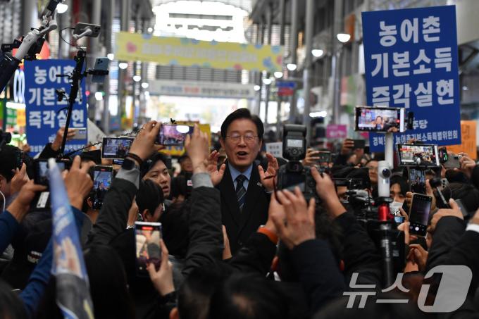 이재명 더불어민주당 대표가 1일 오후 경북 포항시 북구 죽도시장 골목에서 즉석 연설을 하고 있다. 2024.12.1/뉴스1 ⓒ News1 최창호 기자