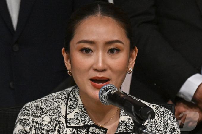 15일(현지시간) 패통탄 친나왓(37) 프아타이당 대표가 총리 후보로 지명되고 열린 기자회견에서 발언하고 있다. 태국 23대 총리 탁신 친나왓의 막내딸이자 28대 총리 잉락 친나왓의 조카인 친나왓 총리는 14일 태국 헌법재판소가 세타 타위신 전 총리에 대한 해임 결정을 내리면서 제1당인 프아타이당에 의해 새 총리 후보로 지명됐다. 2024.08.15 ⓒ AFP=뉴스1 ⓒ News1 김지완 기자