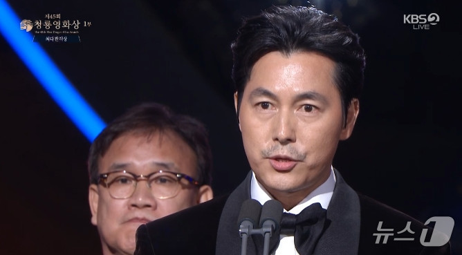 배우 정우성이 29일 오후 서울 영등포구 여의도 KBS홀에서 열린 제45회 청룡영화상에 최다관객상 시상자로 등장해 '혼외자 논란' 관련 발언을 하고 있다. 정우성은 이날 ＂모든 질책은 제가 받고 안고 가겠다＂라며 ＂그리고 아버지로서 아들에 대한 책임을 끝까지 다할 것입니다＂라고 직접 입장을 전했다.(KBS 캡처) 2024.11.29/뉴스1