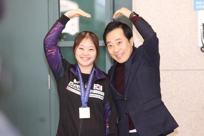 유남규 한국거래소 감독(오른쪽)과 유예린(대한탁구협회 제공)