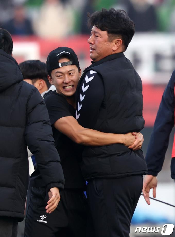 수원FC 시절 스승과 제자로 호흡을 맞췄던 김도균 감독(오른쪽)과 이승우 2023.12.9/뉴스1 ⓒ News1 김성진 기자