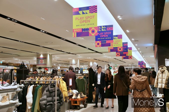  광주신세계가 새단장한 '플레이 스팟'(구 신관)에서 고객들이 쇼핑을 즐기고 있다/사진=광주신세계 제공.