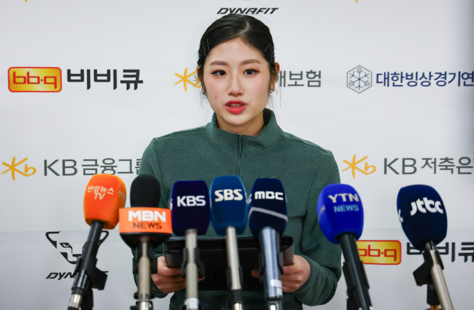 미성년자 성추행 의혹으로 자격정지 징계를 받은 뒤 가처분 신청으로 풀려난 이해인(고려대)이 성공적인 복귀 무대를 치렀다.무대를 마친 후 기자회견을 하는 이해인의 모습./사진=뉴시스